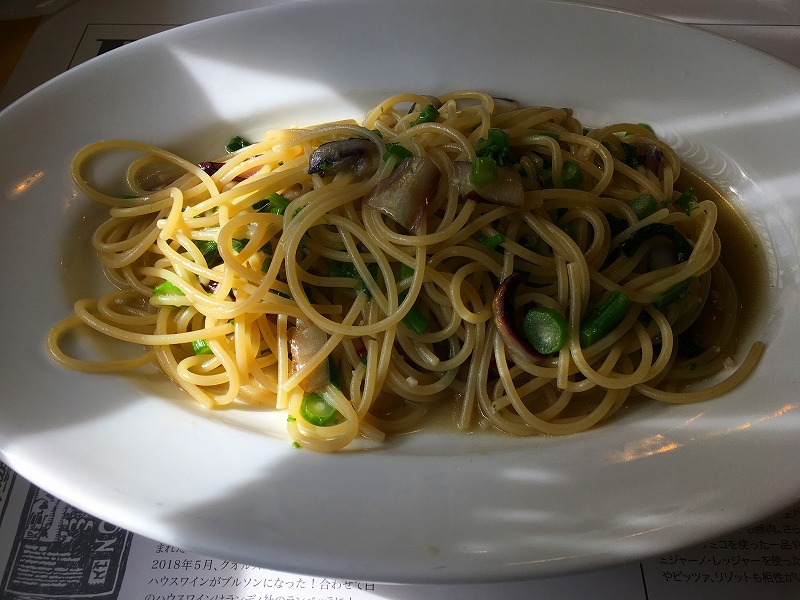 アスパラ菜とタルディーボのビアンコ スパゲティー コラトゥーラ風味 ランチ