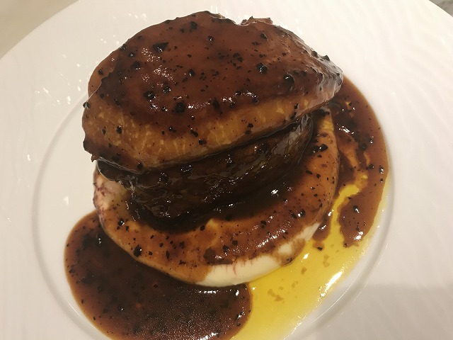 牛フィレとフォアグラのロッシーニ 黒トリュフのソース