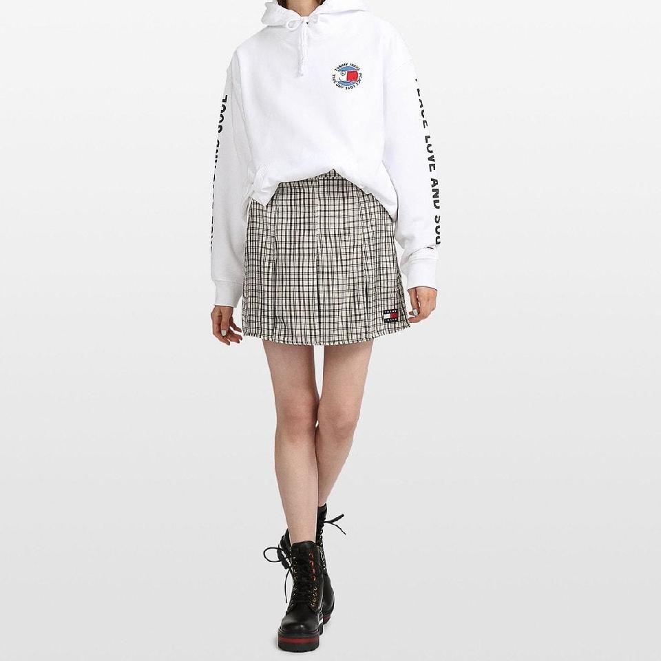 チェックスカート 出典：https://japan.tommy.com/shop/item/DW11914000?colorCode=0F4&shopCode=WOM