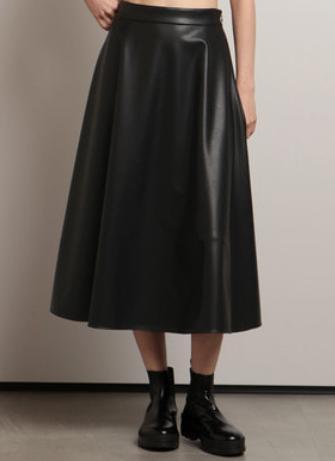 Soft Faux Leather Sarah 出典：https://www.theory.co.jp/shop/item/031407320?colorCode=050&shopCode=03