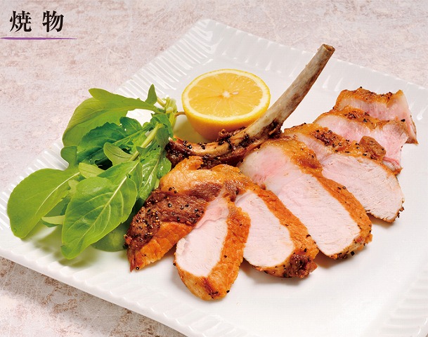 骨付きロースの岩塩焼き　 出典：豚肉創作料理 やまと　http://frieden-dining.com/