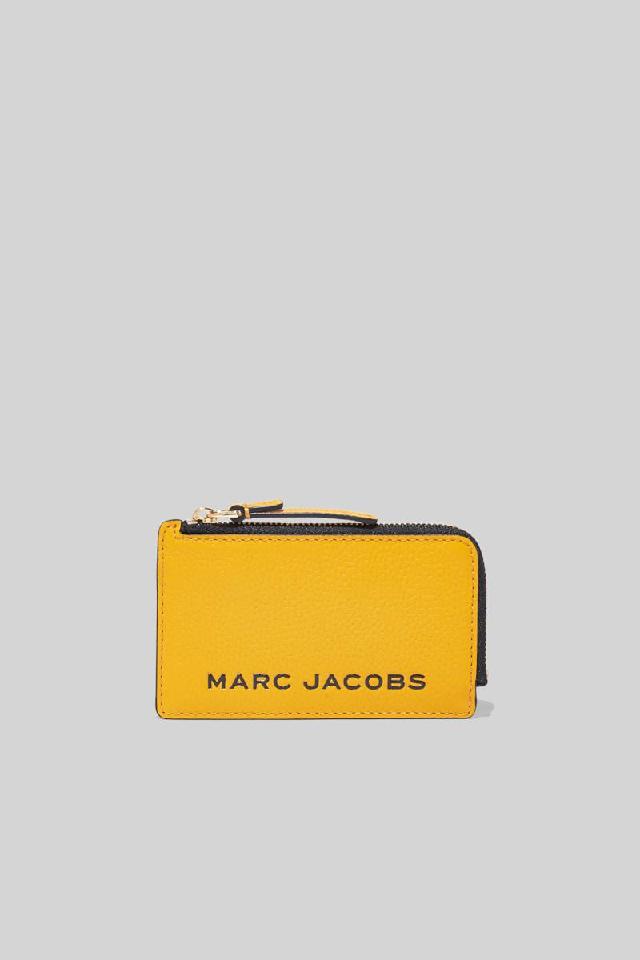 THE BOLD SMALL TOP ZIP WALLET 出典：https://www.marcjacobs.jp/