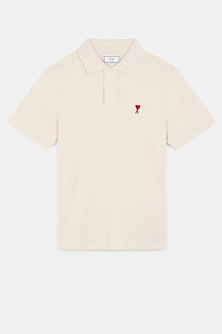 Ami De Coeur Polo Shirt 出典：AMI ALEXANDRE MATTIUSSI　https://www.amiparis.com/us/shopping/ami-de-coeur-polo-shirt-13810579