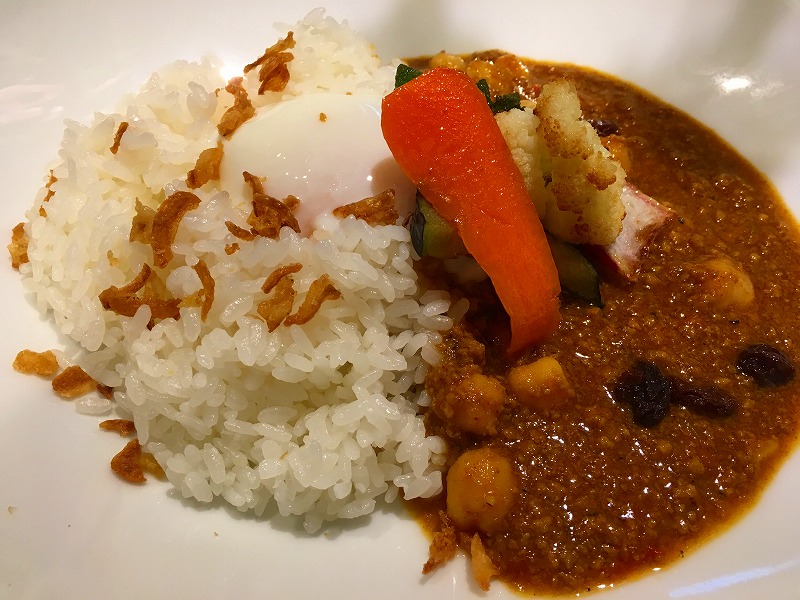 挽き肉とヒヨコ豆のカレー温玉添え