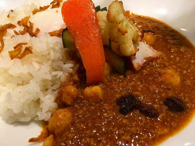 挽き肉とヒヨコ豆のカレー温玉添え