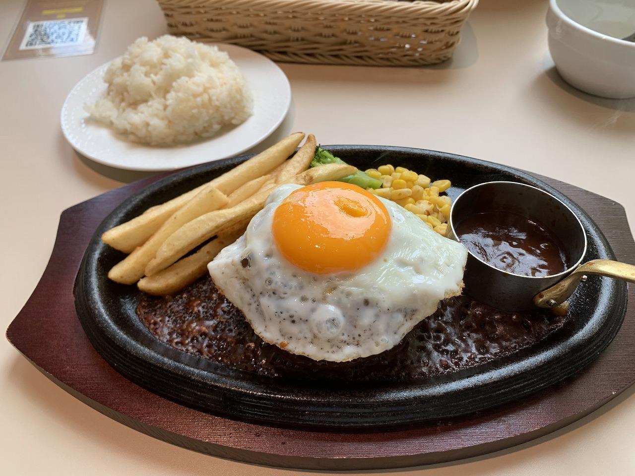 鉄板ハンバーグ with 目玉焼き