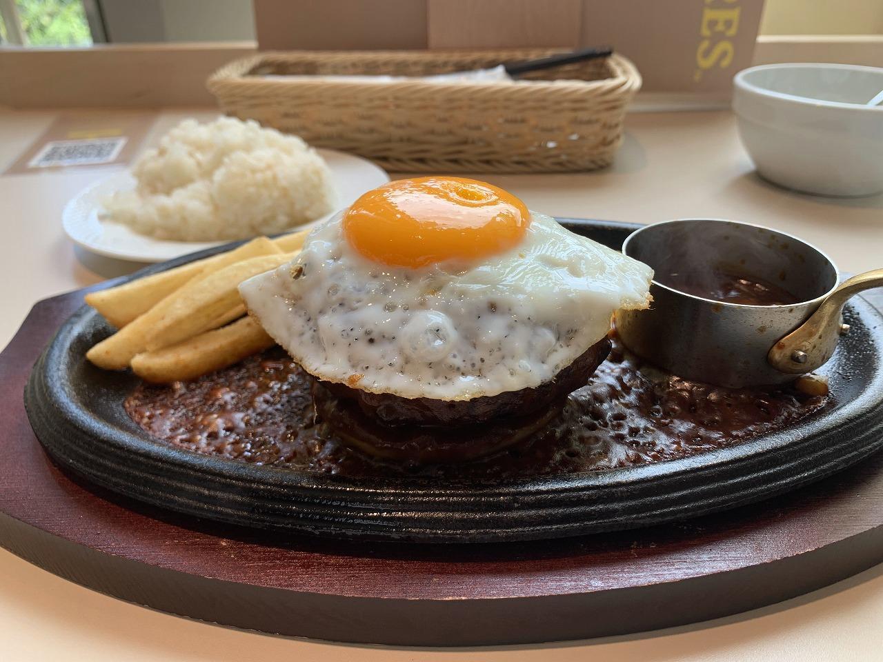 鉄板ハンバーグ with 目玉焼き