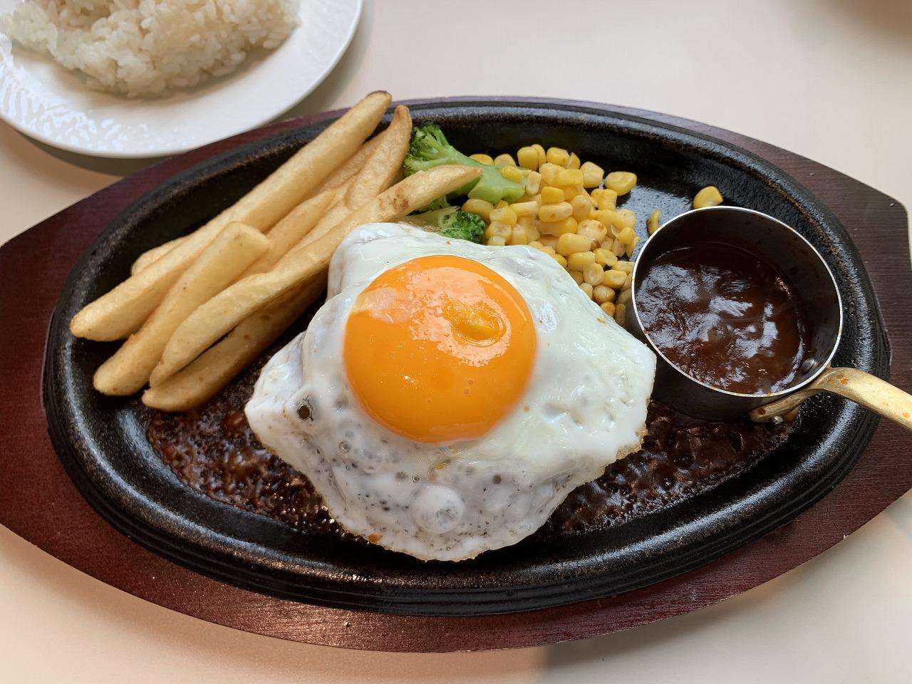 鉄板ハンバーグ with 目玉焼き