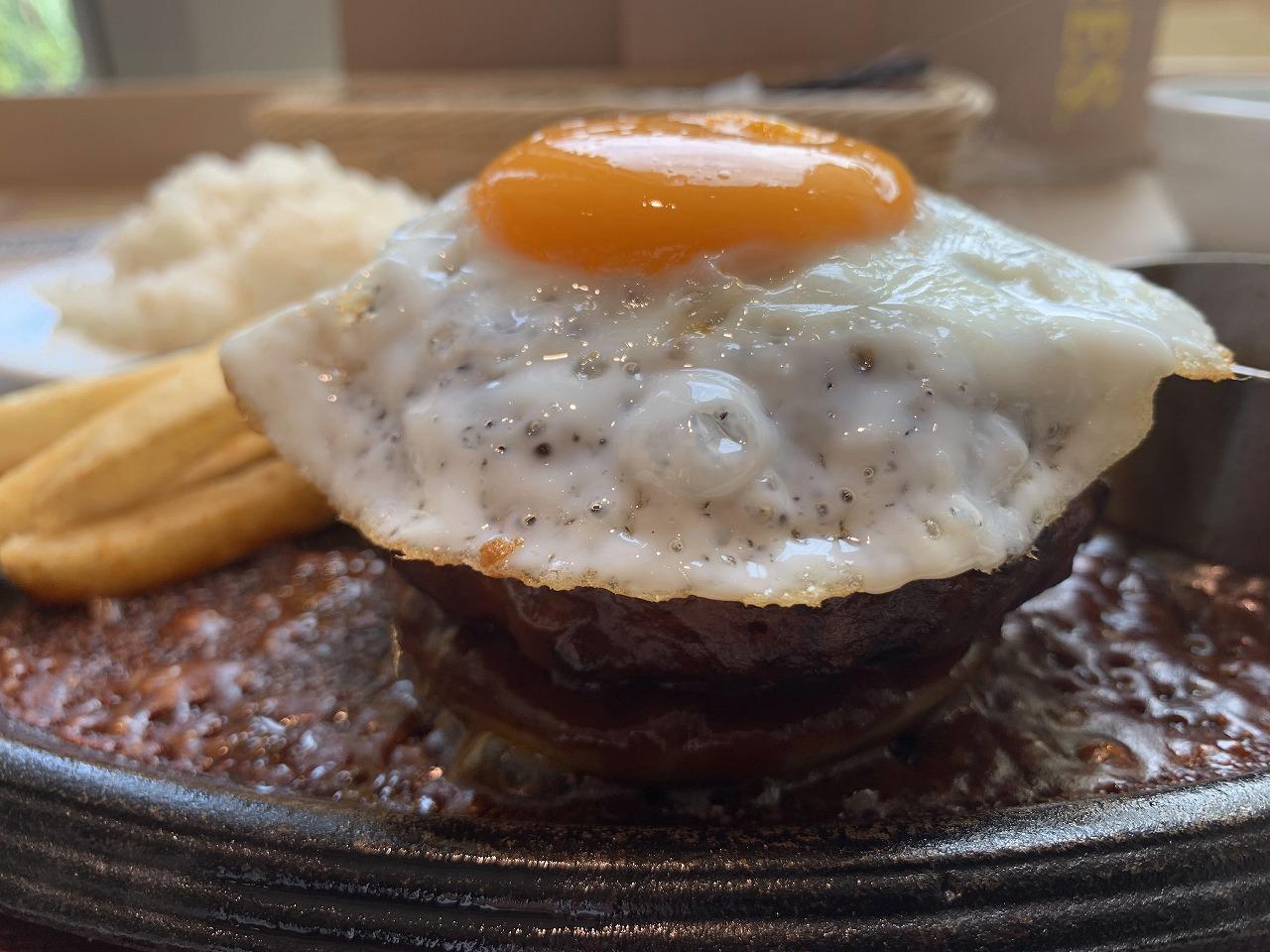 鉄板ハンバーグ with 目玉焼き