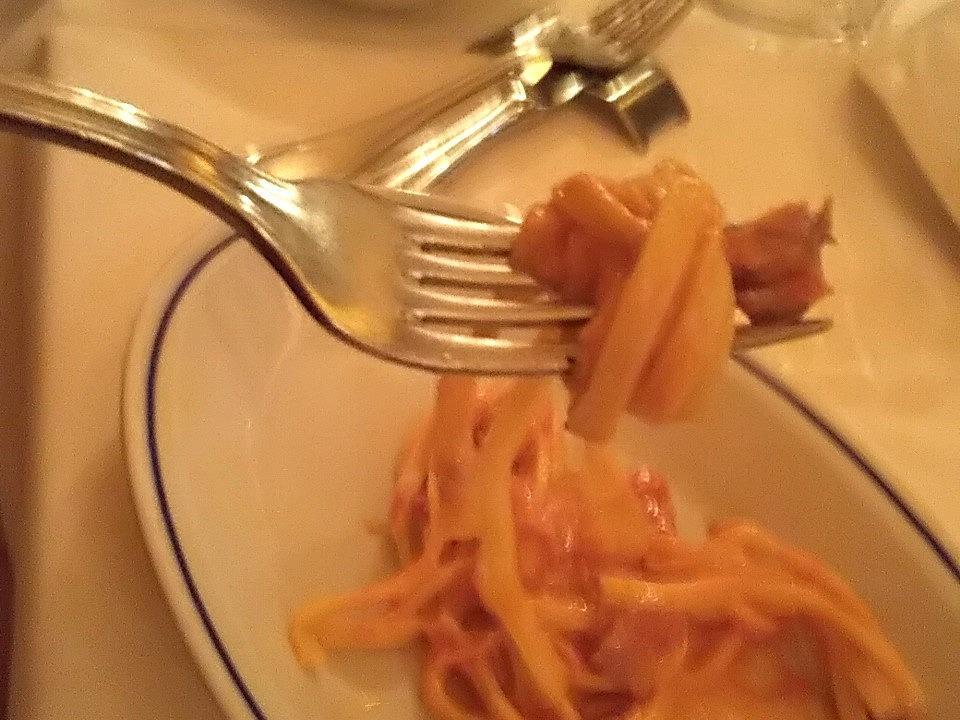 スパゲッティーニのトマト・バジリコ・ペコリーノのちょい辛トマトソース
