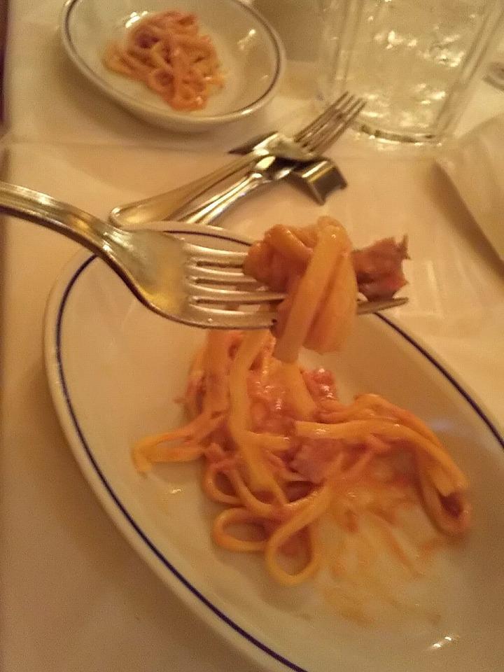 スパゲッティーニのトマト・バジリコ・ペコリーノのちょい辛トマトソース