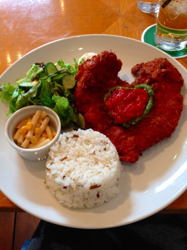 鶏胸肉のハートカツレツ　ジェノベーゼアラビアータソース