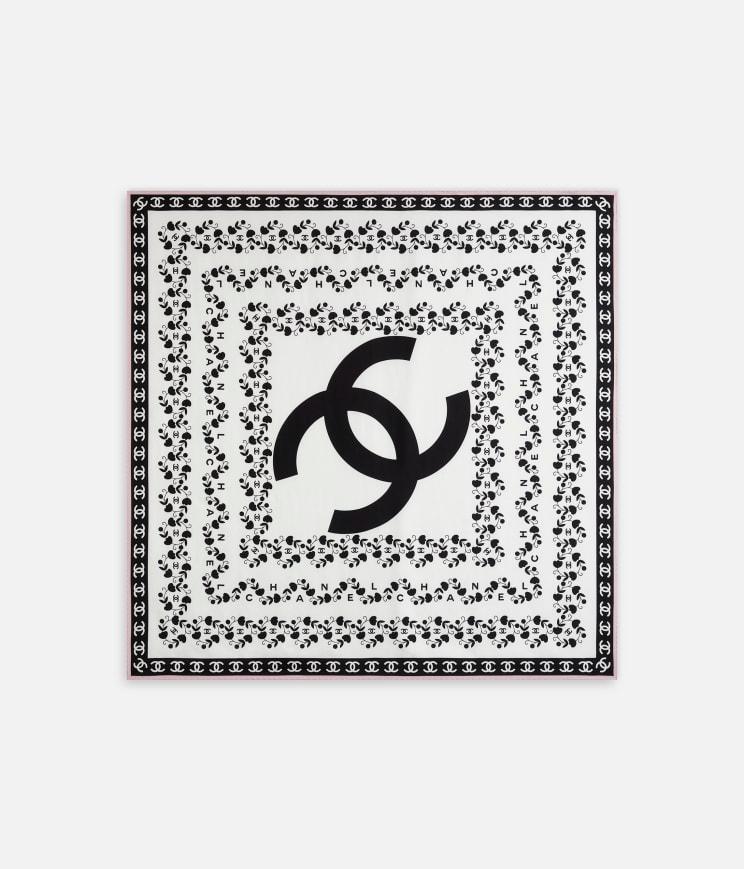 シャネル(CHANEL) 表参道店 出典：https://www.chanel.com/jp/fashion/p/AA7793B06425NE694/square-scarf-silk-twill/