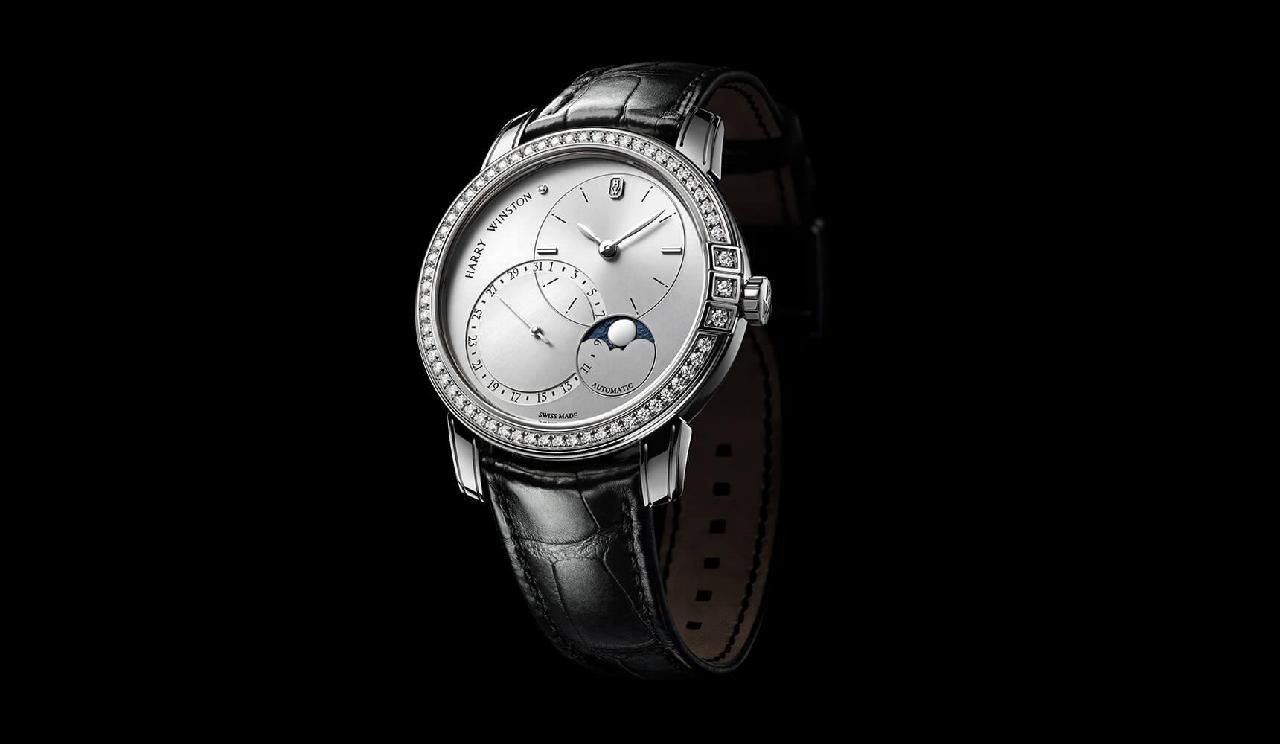 Midnight Date Moon Phase Automatic 42mm 出典：https://www.harrywinston.com/ja/products/harry-winston-midnight-collection/midnight-date-moon-phase-automatic-42mm-w2/black-alligator-leather-midamp42ww004