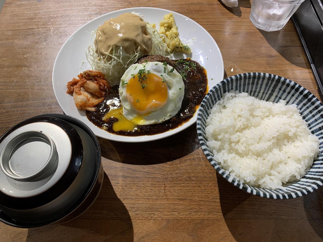 デミグラスハンバーグ 目玉焼きのせ