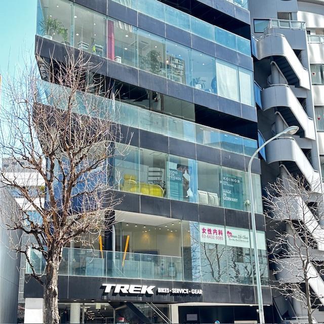 ユーロフォルム青山 外観 １階に「TREAK Bicycle 東京青山店」。ユーロフォルム青山は３階