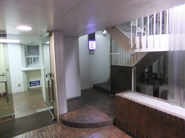 希須林　青山 マンション入口横の階段から店内へ